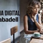 Mujer usando la firma digital del Banco Sabadell para sus operaciones diarias.