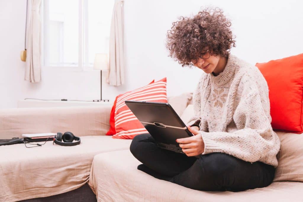 Mujer usando Chrome para usar su certificado Digital en su día a día.